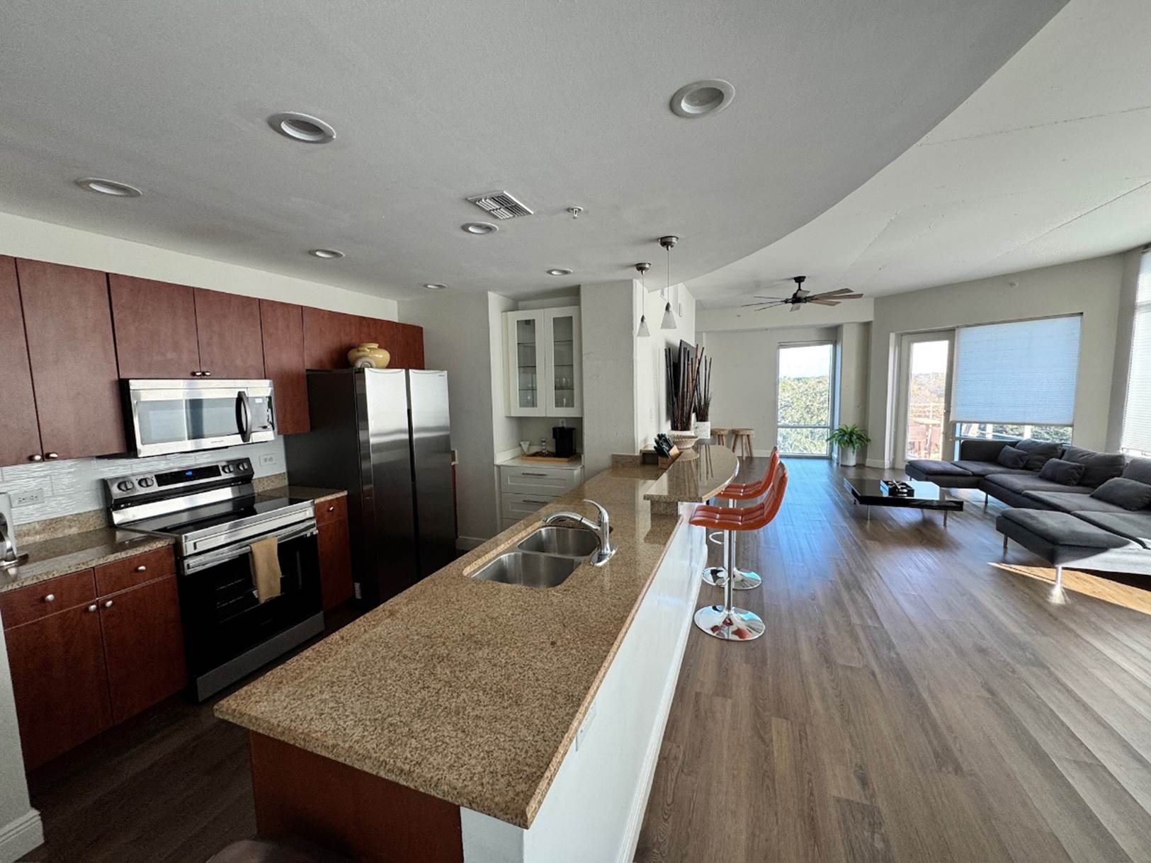 A kitchen with a large island

Description automatically generated