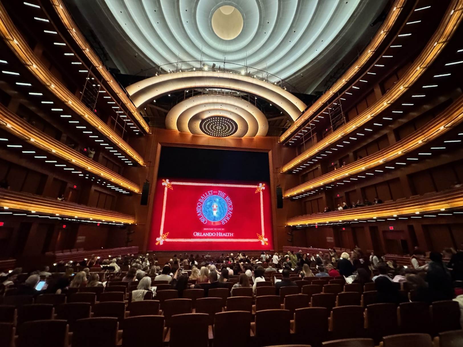 A group of people in a auditorium

Description automatically generated