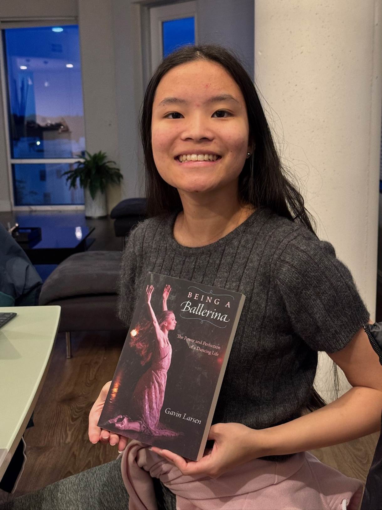 A person holding a book

Description automatically generated