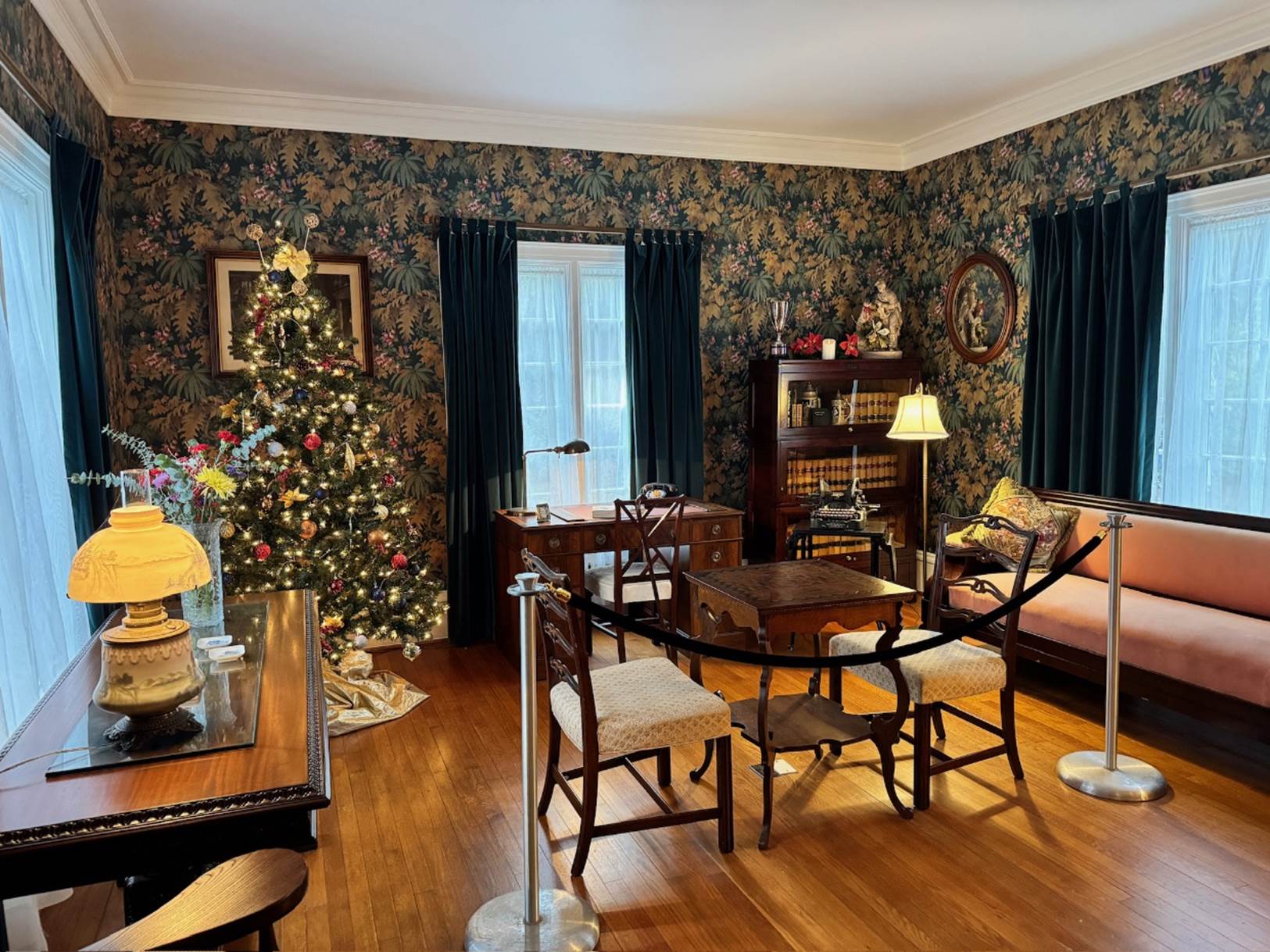 A living room with a christmas tree

Description automatically generated