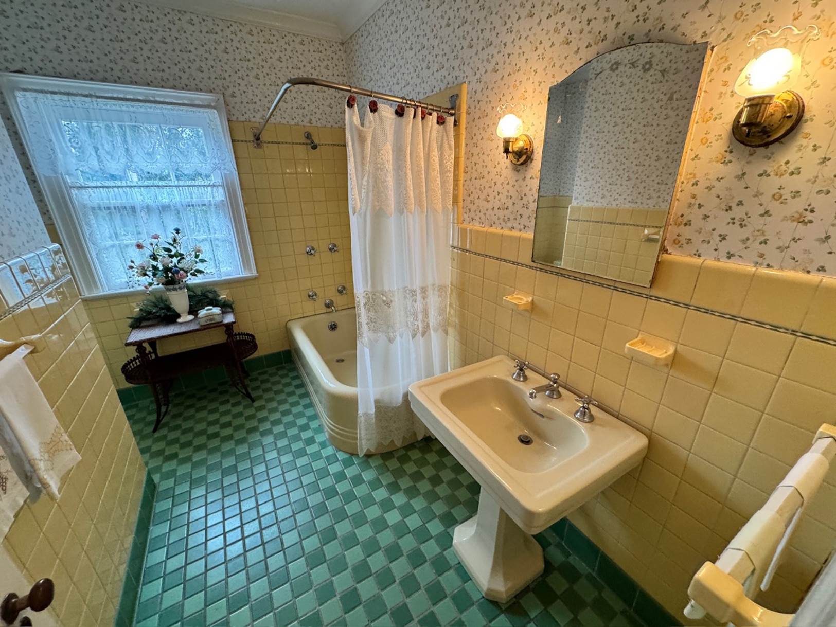 A bathroom with a sink and a bathtub

Description automatically generated