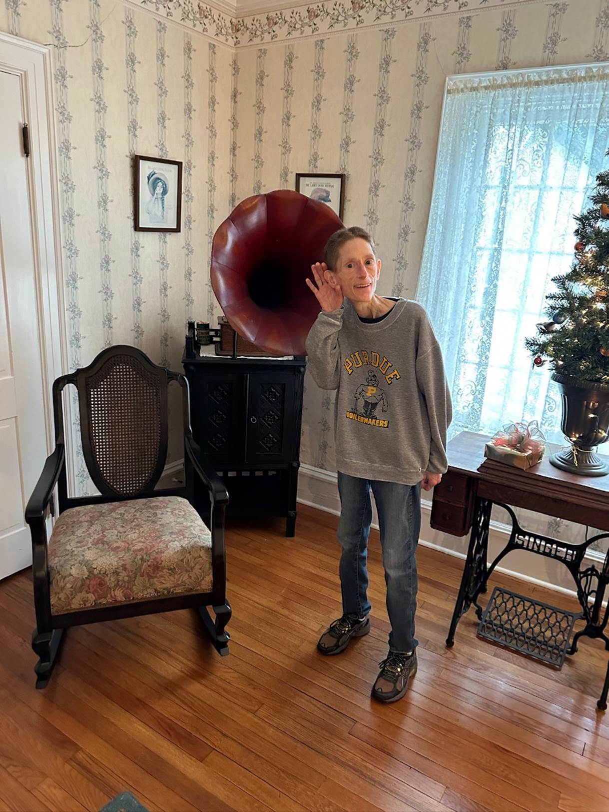 A person standing in a room

Description automatically generated